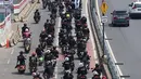 Konvoi buruh menggunakan sepeda motor melintas di Jalan Gatot Soebroto, Jakarta, Selasa (1/5). Ribuan buruh dari berbagai elemen memperingati perayaan Hari Buruh untuk menyampaikan aspirasi di sejumlah titik di Ibukota. (Liputan6.com/Immanuel Antonius)