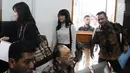 Pegawai kontrak Dewan Pengawas BPJS Ketenagakerjaan yang menjadi korban dugaan pelecehan seksual, RA, tiba untuk sidang perdana di PN Jakarta Selatan, Rabu (6/3). Ia menggugat SAB dengan gugatan imateriel Rp1 triliun. (Liputan6.com/Herman Zakharia)