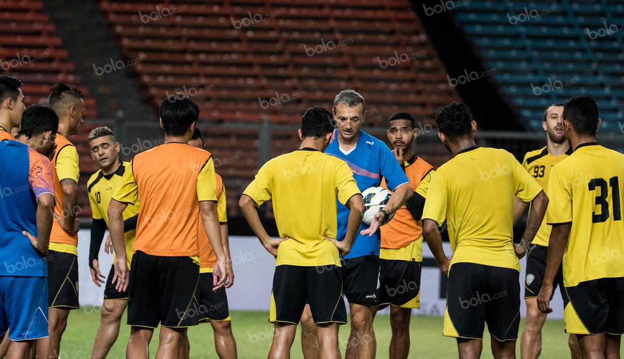 Pelatih Arema Cronus, Milomir Seslija, memimpin latihan jelang final Torabika Bhayangkara Cup 2016 melawan Persib Bandung di Stadion Utama Gelora Bung Karno, Jakarta, Sabtu (2/4/2016). (Bola.com/Vitalis Yogi Trisna)