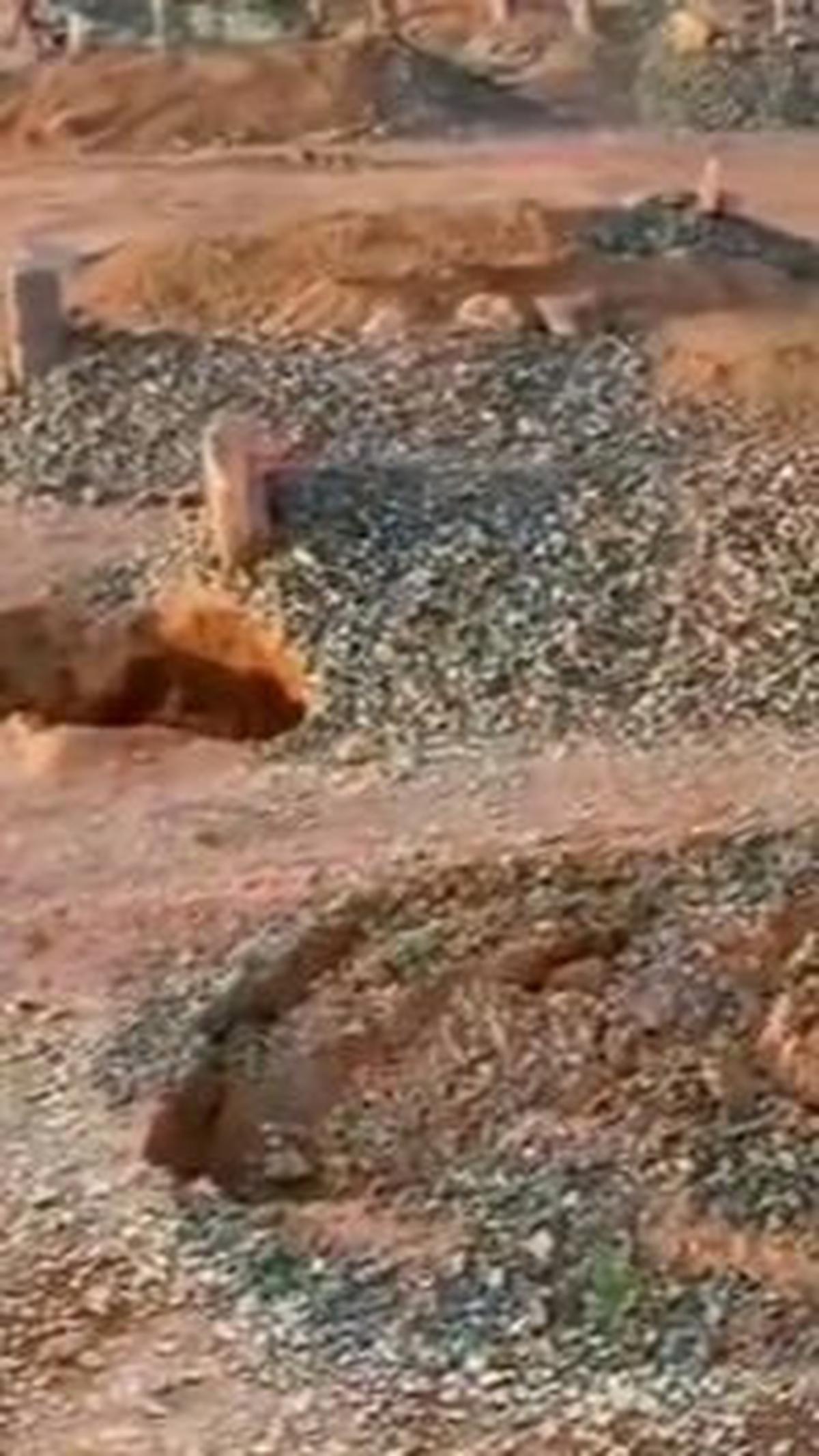 "Sekarang di Kota Mekkah sedang dihebohkan fenomena ratusan kuburan amblas," ungkap pengunggah video.<br>