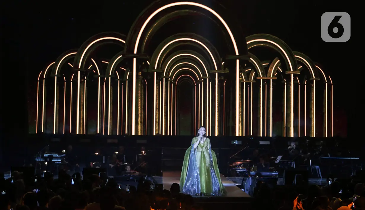 Penyanyi Rossa saat menghibur para penggemarnya di Senayan, Jakarta, Jumat (27/5/2022). Dalam konser bertajuk Rossa 25 Shining Years Concert yang menjadi penanda 25 tahun kariernya dalam industri musik ini Rossa membawakan 27 lagu. (Liputan6.com/Angga Yuniar)
