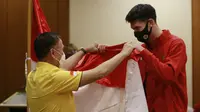 Acara yang diawali dengan sambutan-sambutan juga diisi dengan prosesi mencium bendera Merah Putih oleh semua anggota Skuat Garuda yang berlangsung khidmat. (Bola.com/M Iqbal Ichsan)