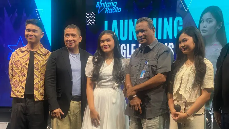 Finalis Bintang Radio 2023 bersama Direktur LPP RRI Yohanes Markus Tuhulerew, serta Produser Muda Entertainment, Seno M. Hardjo.