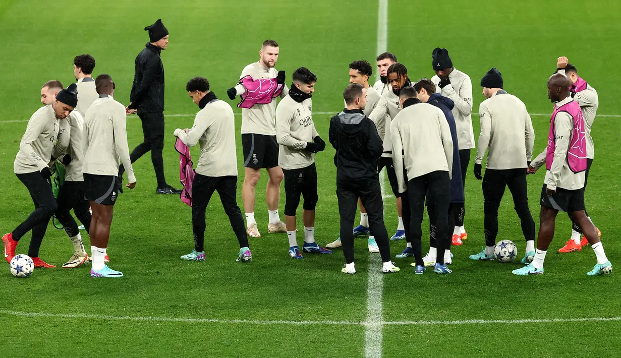 PSG diprediksi akan memainkan skema 4-3-3. Trio Randal Kolo Muani, Bradley Barcola, dan Kylian Mbappe bakal jadi ujung tombak serangan PSG. (FRANCK FIFE / AFP)