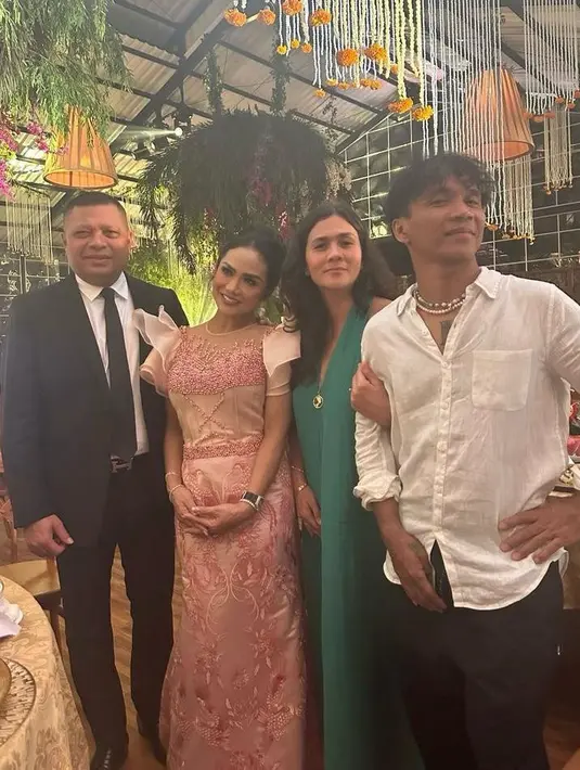 Kaka Slank hadir bersama sang istri, Natascha Oking. Vokalis grup Slank itu tampil dengan kemeja putih dan celana panjang hitam di momen resepsi, sementara istrinya mengenakan dress hijau tosca. [@krisdayantilemos].