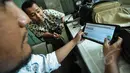 Pengguna tablet melihat salah satu website yang belum diblokir Kemkominfo di Jakarta, Rabu (1/4/2015). Kemkominfo memblokir 22 situs/website bernuansa radikal yang diadukan oleh Badan Nasional Penanggulangan Terorisme (BNPT). (Liputan6.com/Faizal Fanani)