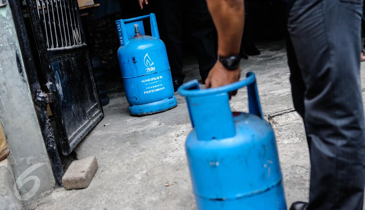 Petugas Krimsus Polda Metro Jaya saat akan membawa tabung gas elpiji 12 kg di kawasan Kebon Jeruk, Jakarta, Kamis (30/7). Kasus ini bermula dari laporan warga ketika mengembalikan tabung gas yang diduga berisi air ke penjual. (Liputan6.com/Faizal Fanani)