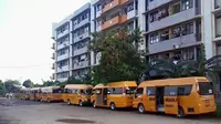 Bus sekolah gratis yang antar-jemput warga Rusun Marunda. (Ist)