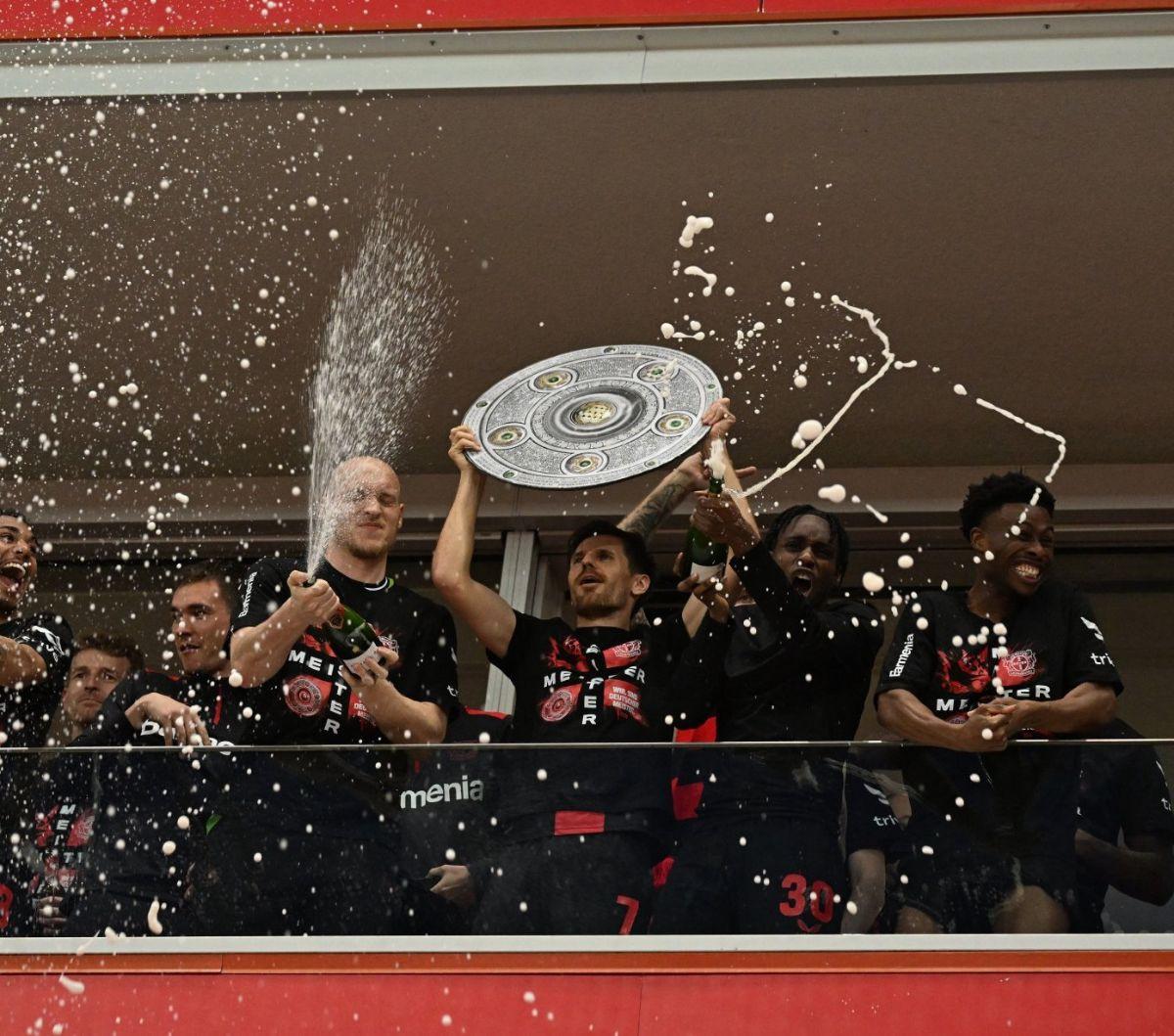 Para pemain Bayer Laverkusen mengangkat mock-up trofi Bundesliga seusai pertandingan melawan&nbsp;Werder Bremen dalam pekan ke-29 Bundesliga 2023/2024 di Leverkusen, Jerman, Minggu (14/4/2024). Bayer Leverkusen berhasil meraih gelar juara Bundesliga untuk