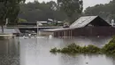 Sejumlah bangunan terendam air banjir di Londonderry di pinggiran barat Sydney, Australia (22/3/2021). Banjir membuat ribuan orang mengungsi dari rumah mereka karena hujan masih melanda wilayah tersebut. (AP Photo/Mark Baker)