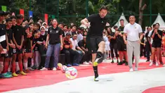 Legenda Borussia Dortmund, Roman Weidenfeller menendang bola saat Bundesliga Common Ground yang berlangsung di RPTRA Bhinneka, Pesanggrahan, Jakarta Selatan, Sabtu (11/02/2023). (Bola.com/Bagaskara Lazuardi)