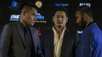 Atlet MMA, Stefer Rahardian, berhadapan dengan Muhammad Imran jelang laga One Championship di Ballroom Hotel Fairmont, Jakarta, Kamis (18/1/2018). One Championship akan menggelar laga bertajuk Kings of Courage. (Bola.com/Vitalis Yogi Trisna)