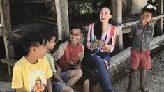 Karina Nadila saat dalam kegiatan sosial di Kampung Adat Praijing, Sumba Barat (sumber: Liputan6.com/IG/@karinadila8921)