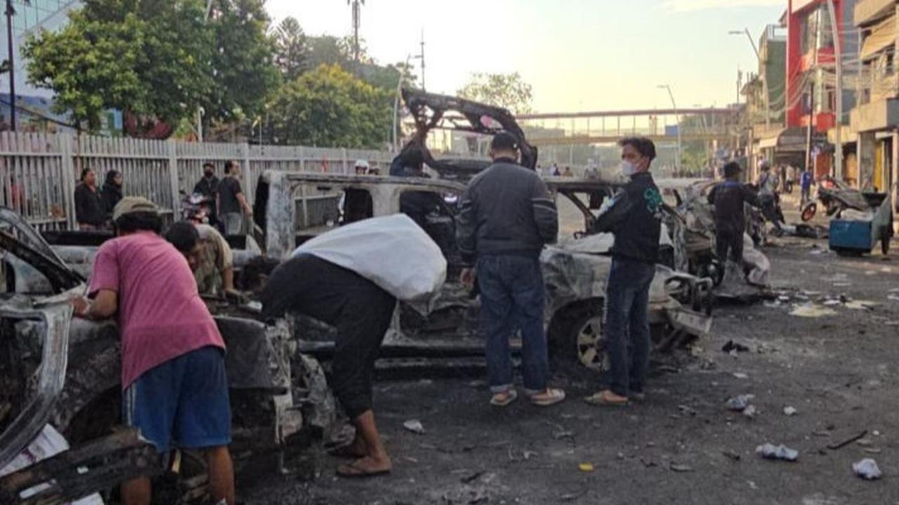 Diangkut Pakai Gerobak, Warga Preteli Aksesoris Mobil Hangus Terbakar Depan Polres Jaktim