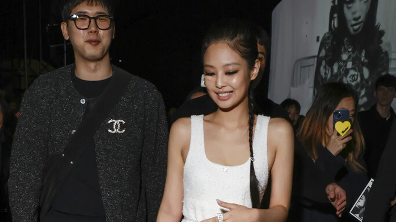 Jennie Blackpink dalam peragaan busana Chanel di Paris Fashion Week 2023. (Vianney Le Caer/Invision/AP)