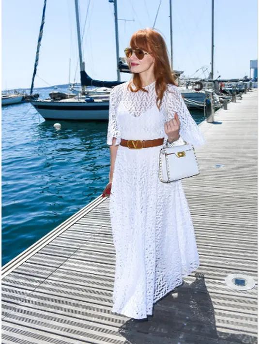 Didominasi warna putih, Jessica Chastain mengenakan dress koleksi dari Valentino Resort 2022 dengan belt cokelat lambang Valentino. (Dok. Valentino)