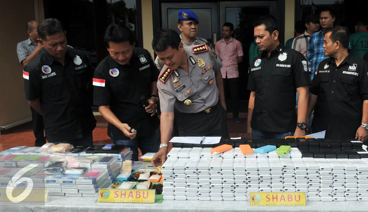 Polisi merilis temuan power bank berisi shabu, Jakarta Barat, Jumat (24/6). Sebanyak 551 buah power bank yang di dalamnya berisikan shabu 22.040 gram berhasil diamankan. (Liputan6.com/Johan Tallo)