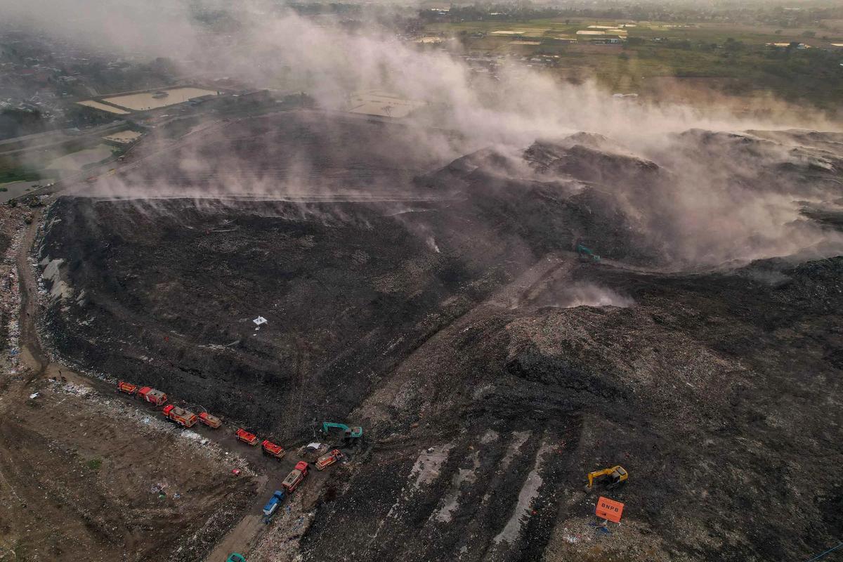 FOTO: Hari Kedelapan Kebakaran TPA Jatiwaringin Belum Padam