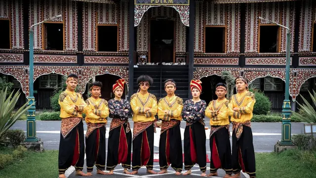 Sekelompok anak muda dari komunitas Lab Art Project yang tampil di Mongolia di ajang Asia Folk 2023
