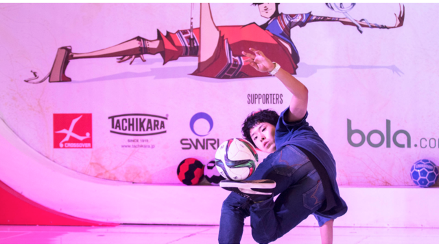 Asian Freestyler Football Championship (AFFC) 2015 diadakan di Mall Pluit Village, Jakarta Barat, Minggu (15/11/2015). Phillip Warren Wertsson gagal mempertahankan titel juara setelah kalah di final oleh Takahashi Kosuke dari Jepang.