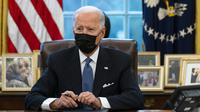 Presiden Amerika Serikat Joe Biden setelah menandatangani Perintah Eksekutif yang membatalkan larangan bagi transgender untuk masuk militer AS pada era Donald Trump di Kantor Oval Gedung Putih, Washington, Senin (25/1/2021). (AP Photo/Evan Vucci)