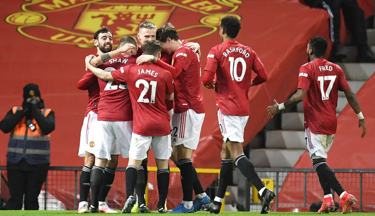 Para pemain Manchester United merayakan gol ke gawang West Ham United pada laga Liga Inggris di Stadion Old Trafford, Minggu (15/3/2021). Setan Merah menang dengan skor 1-0. (AP/Dave Thompson,Pool)