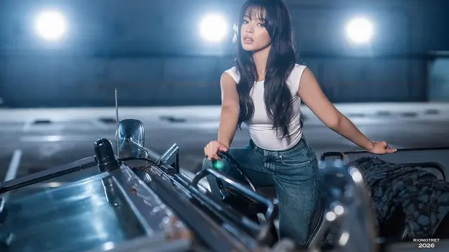 Rayakan Usia 18 Tahun, Aqeela Calista Pancarkan Pesona Car Girl yang Kekinian