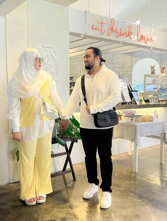 Sejumlah netizen menyajung suami Tasyi Athasyia. “Habis nonton klarifikasinya ka tasyi dapet kata2 yang ngena banget dari suaminya ka tasyi: Kalau lagi pacaran setan itu berusaha ngedeketin agar tidak putus, tapi kalau udah menikah setan itu ngejauhin supaya bisa pisah,” cuit @ini****. “Gila deh suaminya Tasyi: aku berharap kalian gaada yang kenal sama Kak Tasyi, bisa jatuh cinta kalian, krn Kak Tasyi terlalu baik. Nemu dimane mbak laki begini hadeh,” @spider**** menyahut. (Foto: Dok. Instagram @tasyiiathasyia)