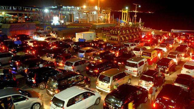 Antrean Panjang Terjadi Di Pelabuhan Merak