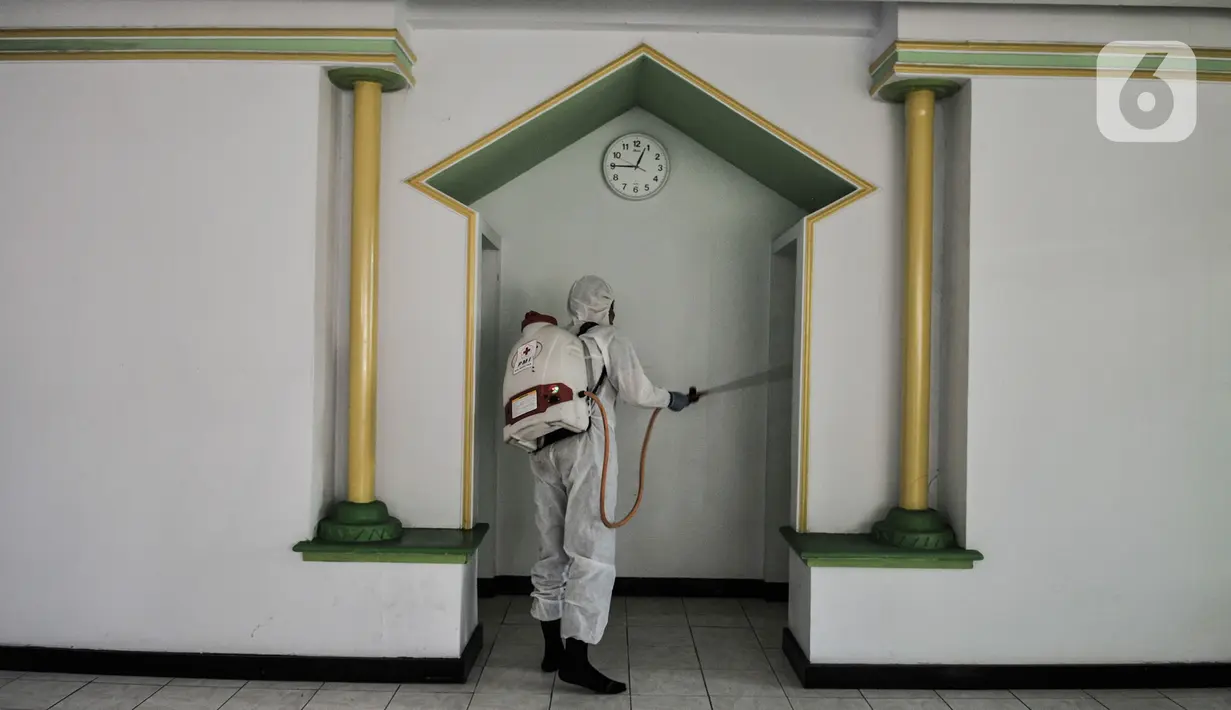 Petugas PMI Jakarta Timur menyemprotkan disinfektan di sebuah musalah di permukiman Kampung Tengah, Kramat Jati, Minggu (23/8/2020). Penyemprotan sebagai langkah sterilisasi permukiman setelah warga di Kampung Tengah dilaporkan terpapar Covid-19. (Liputan6.com/Iqbal Nugroho)