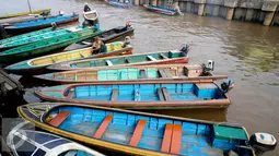 Perahu – perahu Sampan milik warga sekitar saat terparkir dipinggiran Sungai Kapuas, Pontianak, Kalimantan Barat, Sabtu (22/8/2015). Untuk sekali menyeberang dikenakan biaya sebesar Rp. 8000. (Liputan6.com/Faizal Fanani)