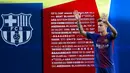 Gelandang baru Barcelona asal Brasil, Philippe Coutinho menyapa penggemarnya di Nou Camp, Barcelona (8/1). Coutinho dikontrak Barcelona selama 5,5 tahun. (AFP Photo/Lluis Gene)