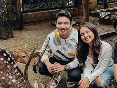 Beberapa hari lalu, brand ambasador dari sebuah tim e-Sports Bigetrons, Angie Marcheria mengunjungi rumah Alshad Ahmad bersama Fiki Naki. Dalam kunjungannya tersebut, ia pun berkesempatan untuk mengabadikan momen dengan berbagai hewan yang dipelihara oleh Alshad Ahmad. (Liputan6.com/IG/@angiemstwn)