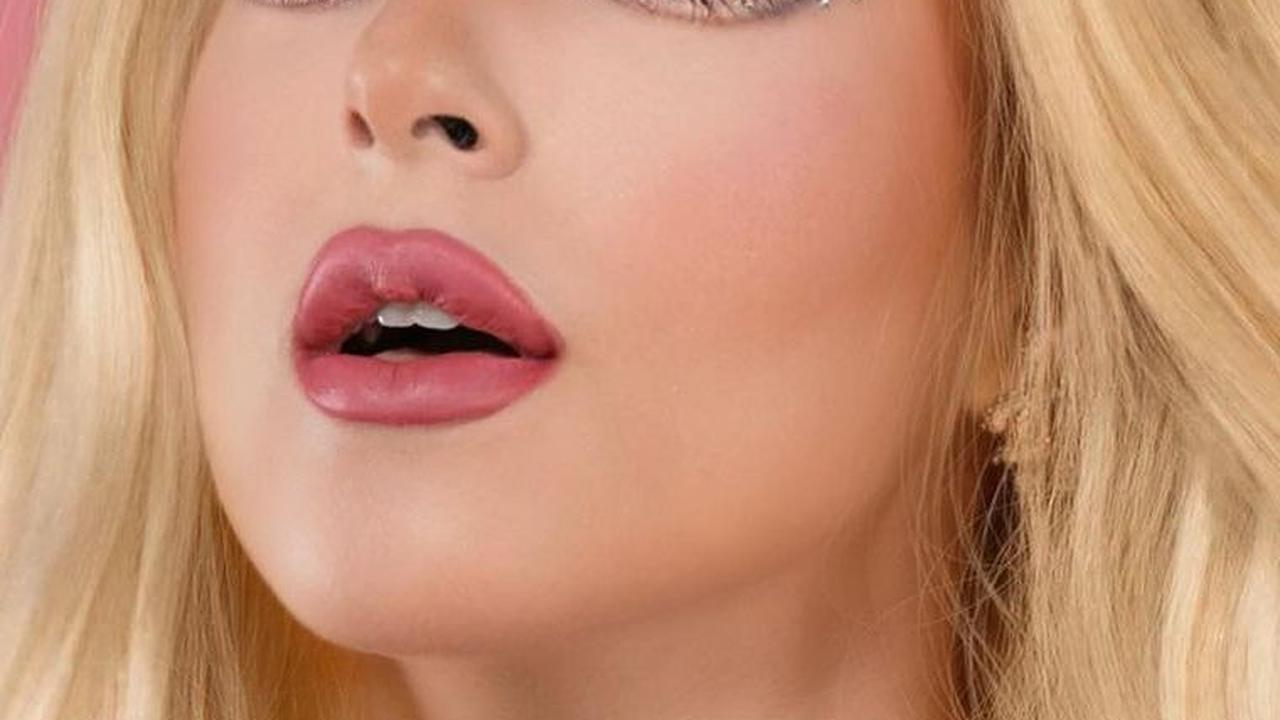 Melalui akun Instagram pribadi Tasya mengunggah beberapa potret dirinya yang berubah jadi Barbie. Tampak mata Tasya yang semula coklat kini berwarna biru laut khas Barbie.