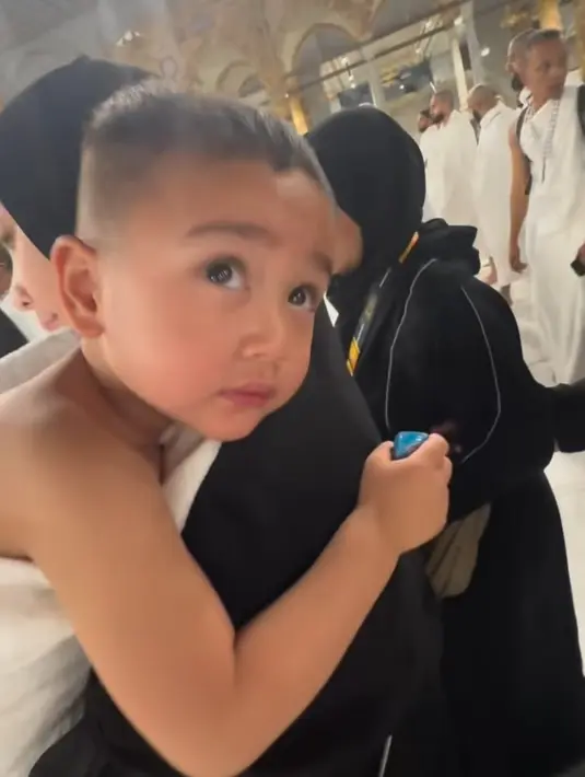 <p>Orangtuanya juga mengajarkan Rayyanza sebuah lagu bertema pergi ke Makkah. Penggalan liriknya adalah, "Aku mau ke Makkah berkeliling-keliling Ka'bah, sambil baca talbiyah..." (Foto: Instagram/ raffinagita1717)</p>