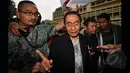 Wakil Ketua KPK Adnan Pandu Praja usai mendatangi Mabes Polri di Jl Trunojoyo, Jakarta, Jumat (23/1/2015). Pandu meminta Wakapolri untuk membebaskan Bambang(Liputan6.com/Miftahul Hayat)
