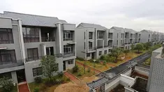 Multi-milyader dari China, Xiong Shuihua tidak melupakan dari mana ia berasal sebelum sukses di industri konstruksi bangunan. Sebagai tanda terima kasih, ia membangun perumahan di kampung Xiongkeng, China Utara, secara gratis. Kampung kumuh itu pun d...