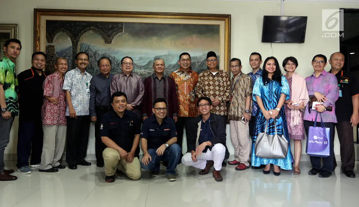 Perwakilan dari Emtek dan Jajaran Redaksi SCTV, Indosiar, Liputan6.com, O'Chanel  foto bersama usai silaturahmi dengan Pengurus Pusat Muhammadiyah di Jakarta, Selasa (30/5). (Liputan6.com/Johan Tallo)