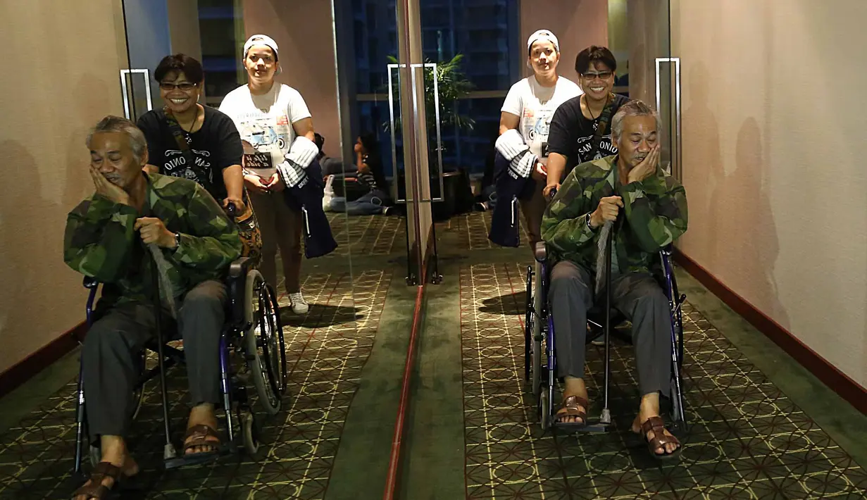 Akibat kecelakaan motor yang terjadi dua bulan lalu, aktor senior Tio Pakusadewo masih duduk di kursi roda. Seperti saat hadir dalam press screening film horor berjudul Mereka yang Tak Terlihat. (Nurwahyunan/Bintang.com)