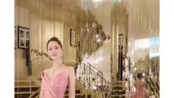 Member SNSD atau Girls Generation itu memamerkan penampilannya bak princess disney dengan rok Panjang menyapu lantai. (FOTO: instagram.com/yoona__lim/)