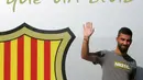 Pemain baru Barcelona, Arda Turan tersenyum menyapa awak media saat sesi perkenalan di luar Stadion Camp Nou, Barcelona, Spanyol, (9/7/2015). Arda Turan harus menunggu hingga akhir 2015 untuk dapat bermain dengan Barcelona. (REUTERS/Gustau Nacarino)