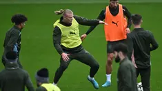 Pemain Manchester City, Rico Lewis, Erling Haaland dan Ruben Dias (kiri ke kanan) saat berlatih bersama rekan setimnya dalam sesi latihan tim di tempat latihan Manchester City, di Manchester, Inggris, pada tanggal 30 September 2024. (Paul ELLIS/AFP)