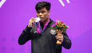 Atlet wushu Indonesia, Samuel Marbun berfoto dengan medali perak yang diraihnya pada nomor sanda kelas 65kg putra Asian Games 2022 saat upacara penyerahan medali di Xiaoshan Guali Sports Centre, Hangzhou, China, Kamis (28/9/2023). (NOC Indonesia/Naif Al'as)