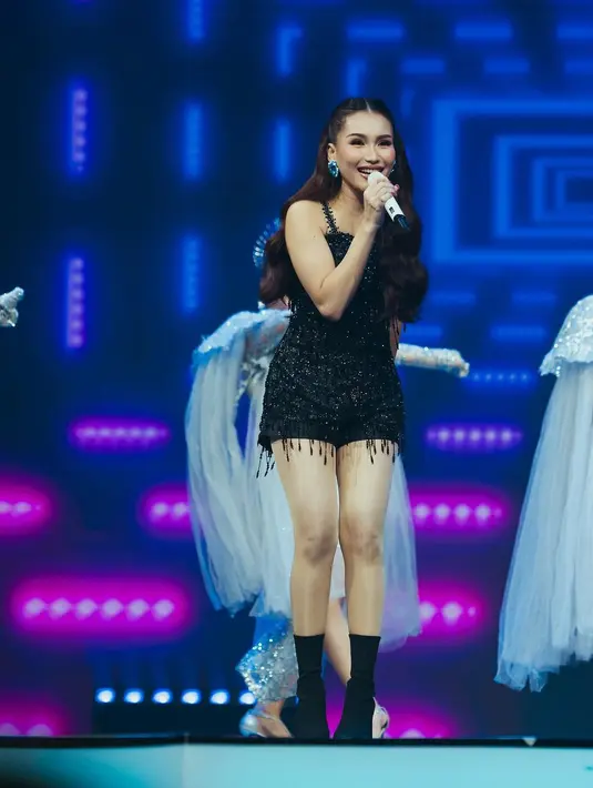 Gaun rancangan Asky Febrianti ini adalah two in one dress. Terdiri dari jumpsuit pendek full payet dan rok A-line bertumpuk [@ayutingting92]