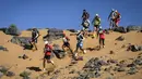 Para peserta bersaing dalam lomba lari Marathon des Sables ke-34 tahap kedua di Gurun Sahara, Maroko, Senin (8/4). Marathon des Sables merupakan salah satu lomba lari terekstrem di dunia. (JEAN-PHILIPPE KSIAZEK/AFP)