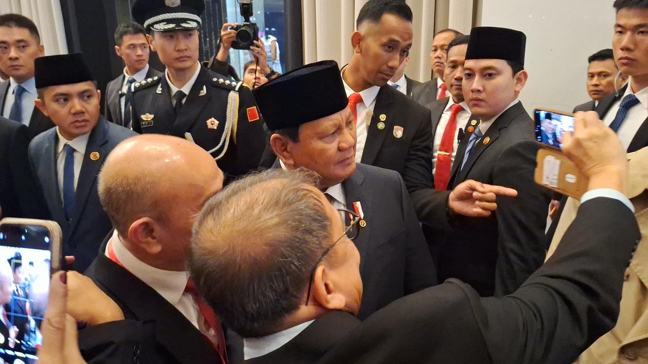 Potret Prabowo Disambut WNI dan Pelajar di Beijing, Langsung Diburu Berfoto Bareng