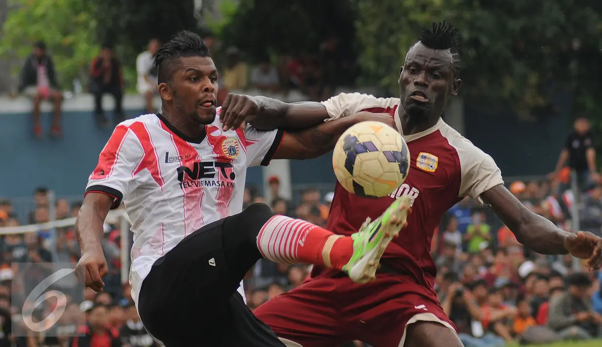 Pemain Asing Persija, Patrick Da Silva (kiri) berebut bola dengan pemain Barito Putera pada laga uji coba di Stadion Bea Cukai, Jakarta, Selasa (5/4/2016). Patrick Da Silva berhasil mencetak satu gol untuk Persija. (Liputan6.com/Helmi Fithriansyah)