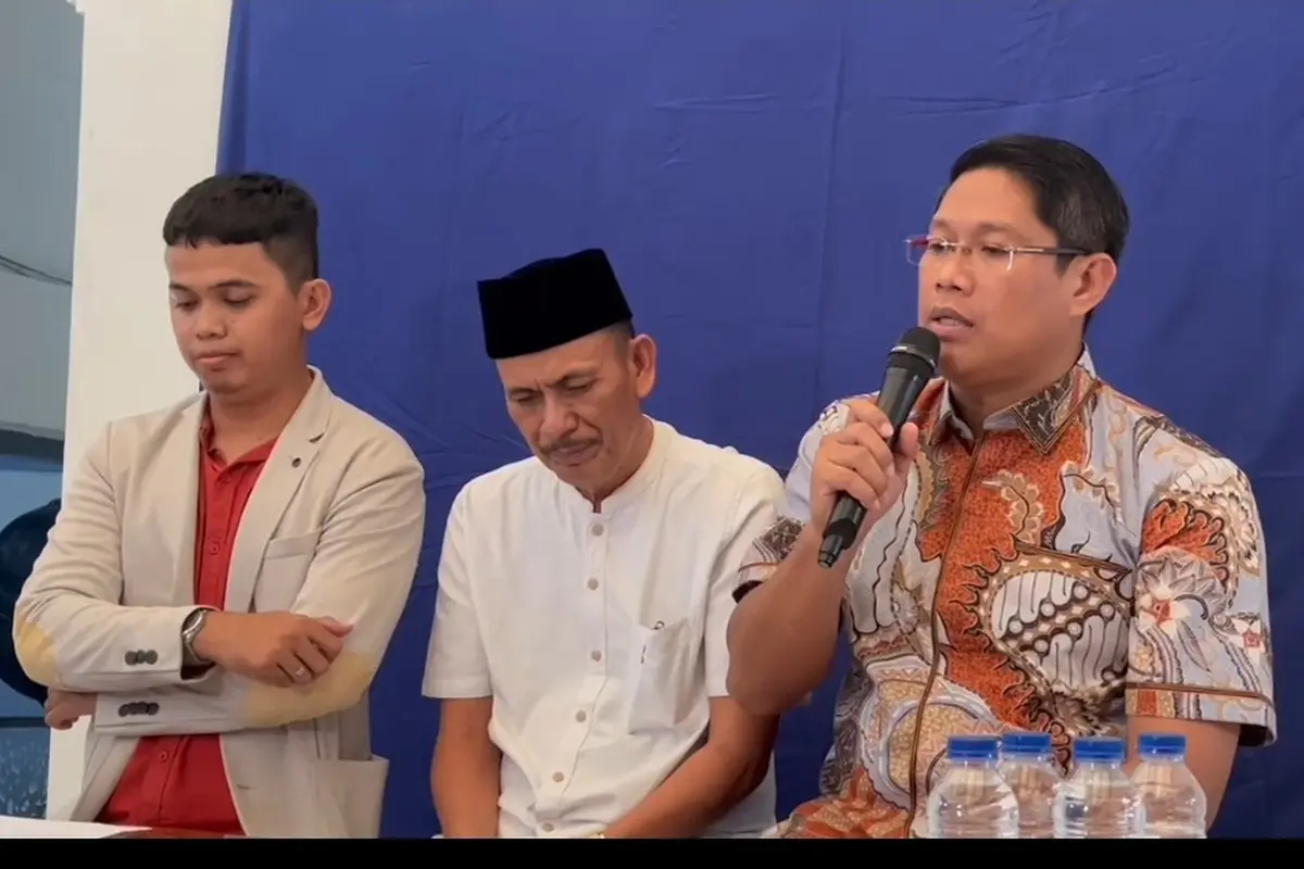 Sempat dikabarkan hilang dan mangkir dari tugasnya sebagai Kepala Desa Kohod, Arsin akhirnya muncul dengan didampingi dua kuasa hukum pada Jumat malam, 14 Februari 2025.