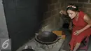 Bintang Elif pemeran Melek, Selin Sezgin tengah mencoba memasak biji kopi luwak di Bali, Rabu (26/8/2015). Para pemain Elif begitu senang bisa menyambangi salah satu tempat pembuatan kopi luwak di kawasan Bali Tengah. (Liputan6.com/Herman Zakharia)
