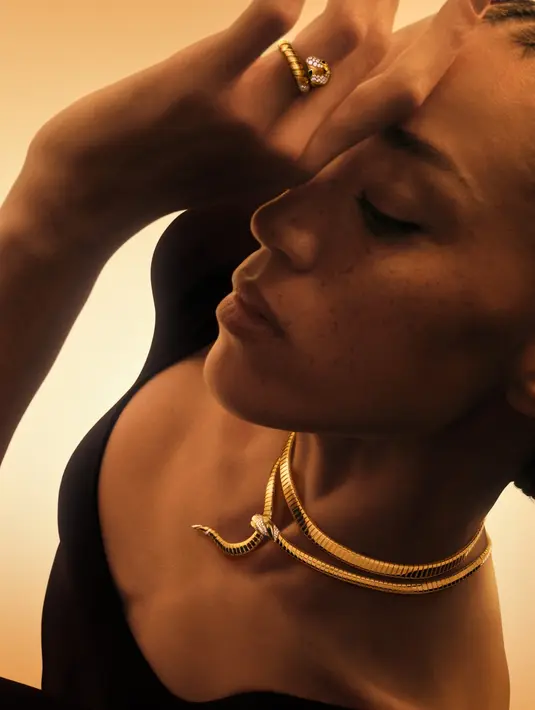 Lalu ada Serpenti yang sangat disukai, yang muncul dalam kalung yang sangat ramping, dengan tubuh Tubogas melingkari tenggorokannya. Tentu saja, Bvlgari, yang dikenal dengan penggunaan permata berwarna, tidak dapat menahan diri untuk memperkenalkannya ke dalam koleksi Tubogas. [Dok/Bvlgari].